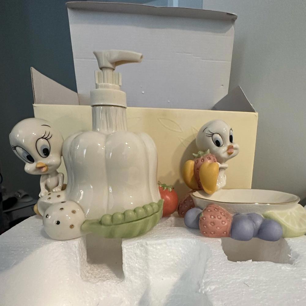 New In Box Lenox Tweety Soap Dish and Lotion Dispenser excellent looney tunes - Picture 7 of 13